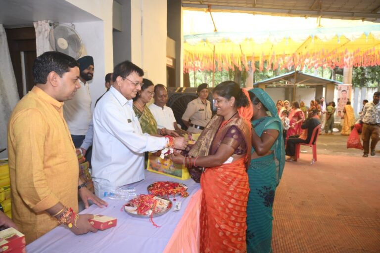 कोरबा में मंत्री लखन लाल देवांगन को दस हज़ार से अधिक बहनों ने बाँधी राखी