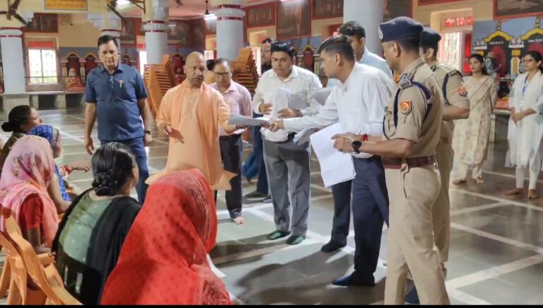सीएम योगी ने गोरखपुर में सुनीं लोगों की समस्याएं