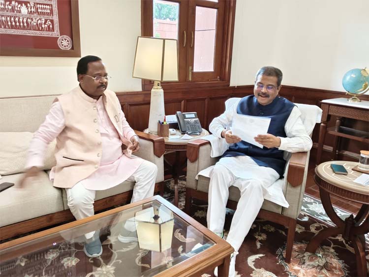 मंत्री रामविचार नेताम ने दिल्ली में केंद्रीय शिक्षा मंत्री धमेंद्र प्रधान से की सौजन्य मुलाकात 2 1000308017