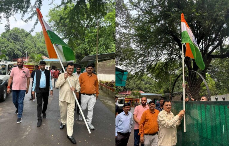 उद्योग मंत्री  लखन लाल देवांगन ने रायपुर निवास में तिरंगा फहराया