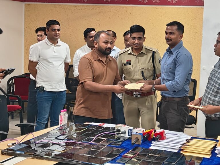 पुलिस ने बरामद किए 100 गुम मोबाइल, मालिकों को लौटाए